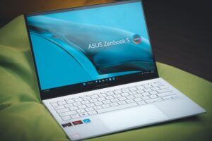 Laptop terbaik tahun 2023 ASUS Zenbook S 13 OLED (UM5302)